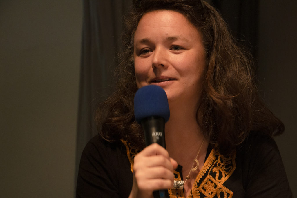 Leïla Saadna, Regisseurin des Films "Hinter dem Meer" spricht ins Mikrofon